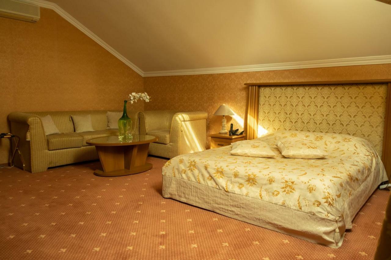 Diplomat Club Hotel Chisinau Exterior photo